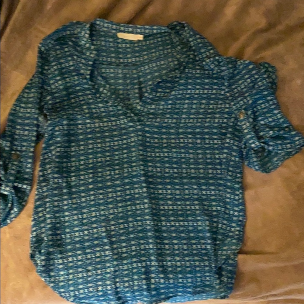 3/4 tab sleeve vneck top